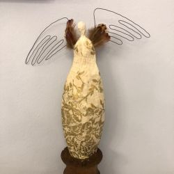 Papiermaché_Sockelengel